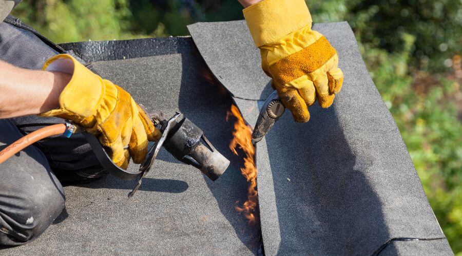 Professional gutter cleaning in Gurnee, IL